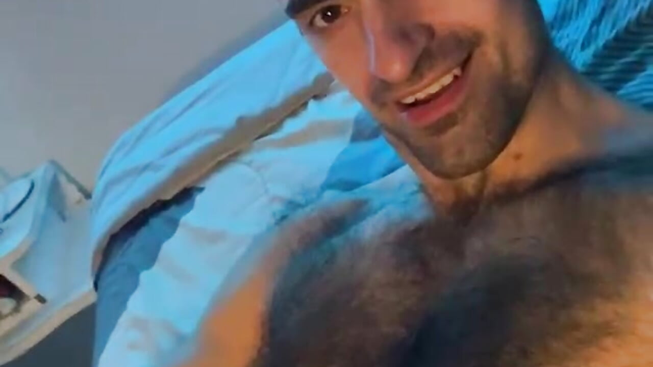 On blue bed – video af HairybutHorny cam-model