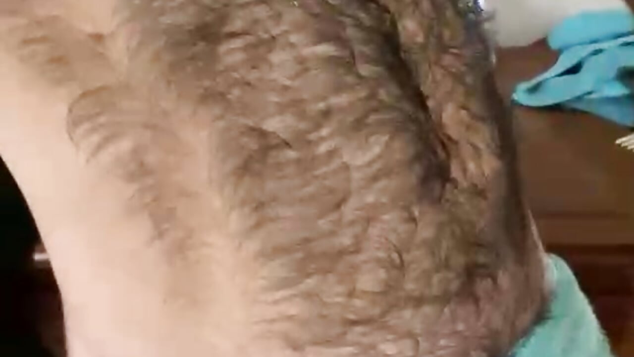 Towel - video di HairybutHorny modella di cam