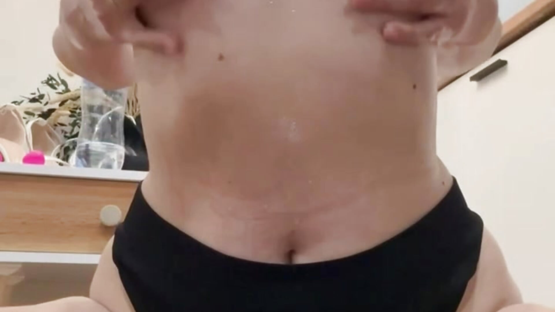 Oiled – video od webkamerové modelky AliceFlarie