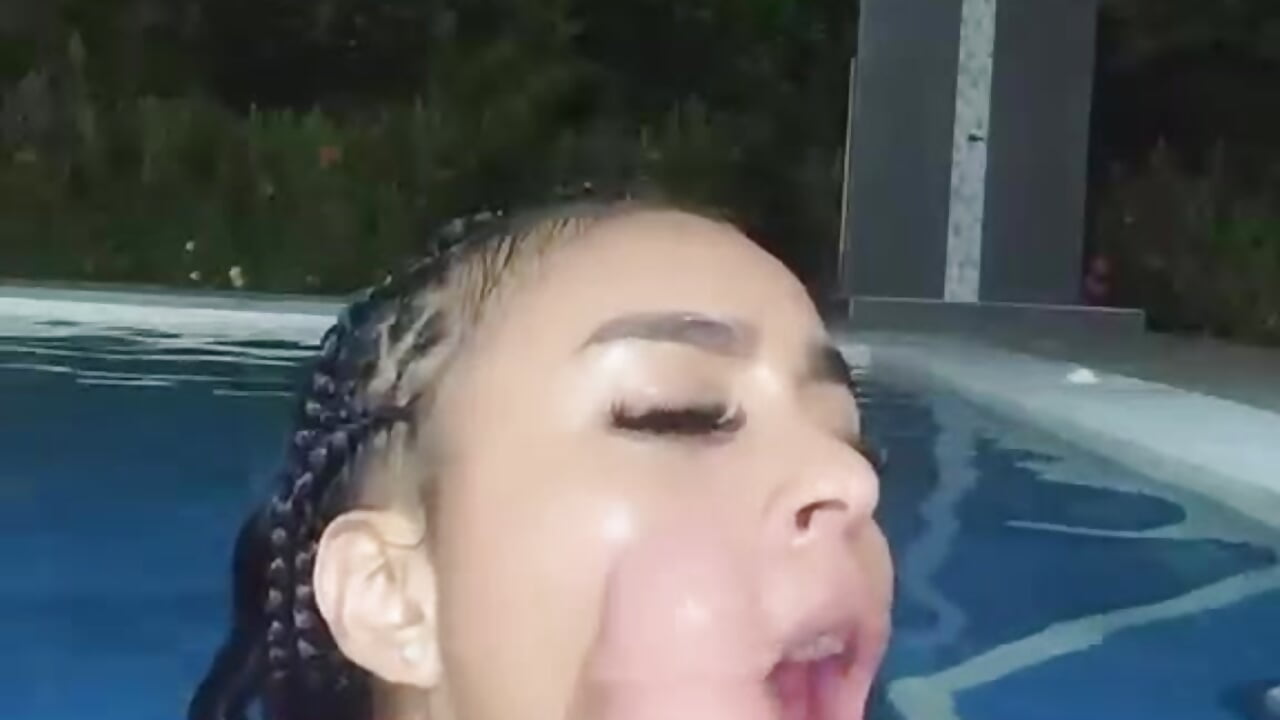 Squirt in the pool 💦