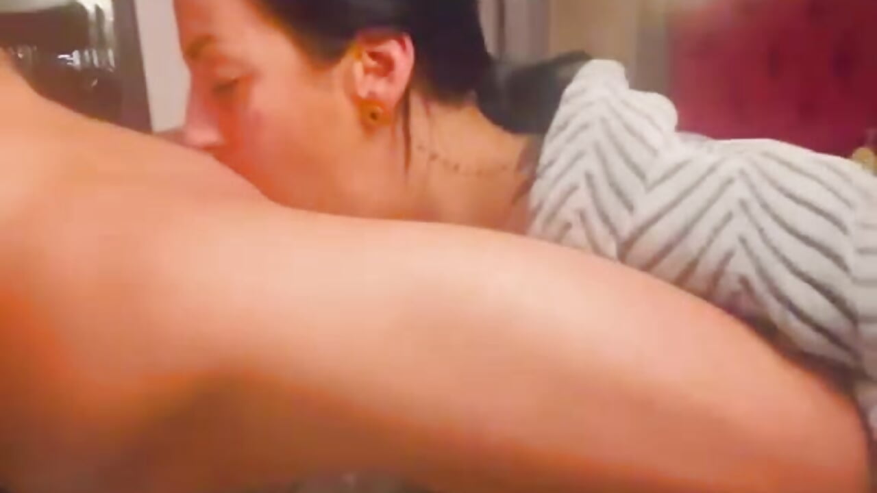 TAKING IT ALL - video di DamianAndMalia modella di cam