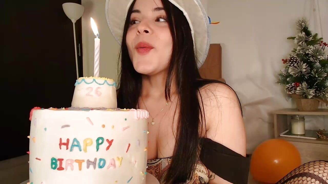 🎂 - видео от уебкам модела IvyValentine