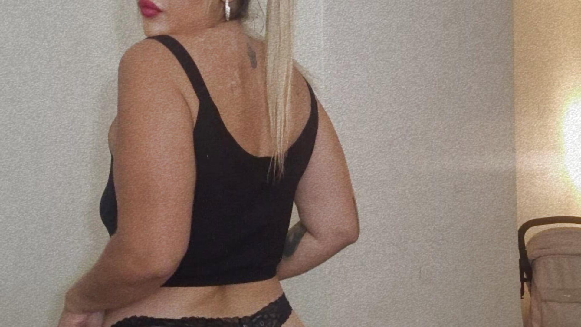 Pre streaming outfit check - video van ArabellaLuxx cam-model