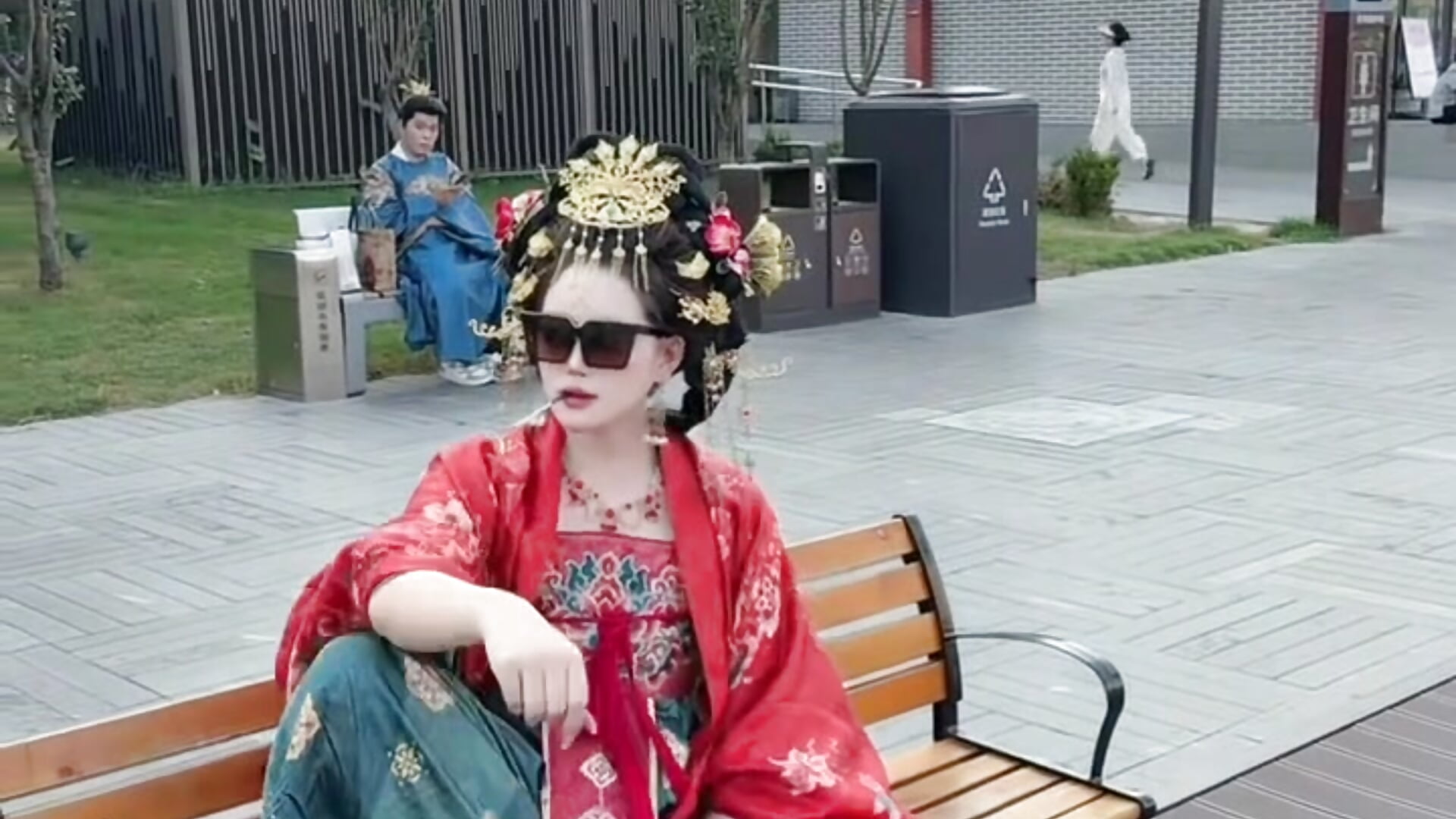 后面是那个太子，好像不服气，街溜子贵妃