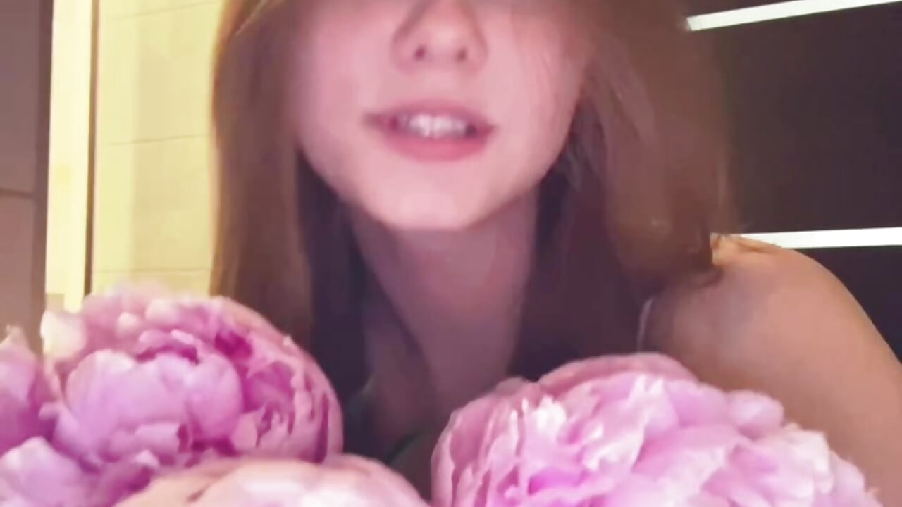 yeah I really love flowers👉👈 - video by LeighStahl cam model