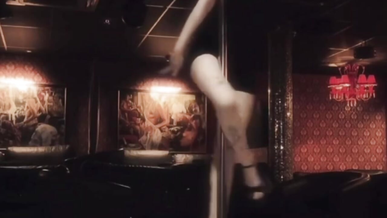 Big heels and pole dancing – video af LezzyCrown cam-model