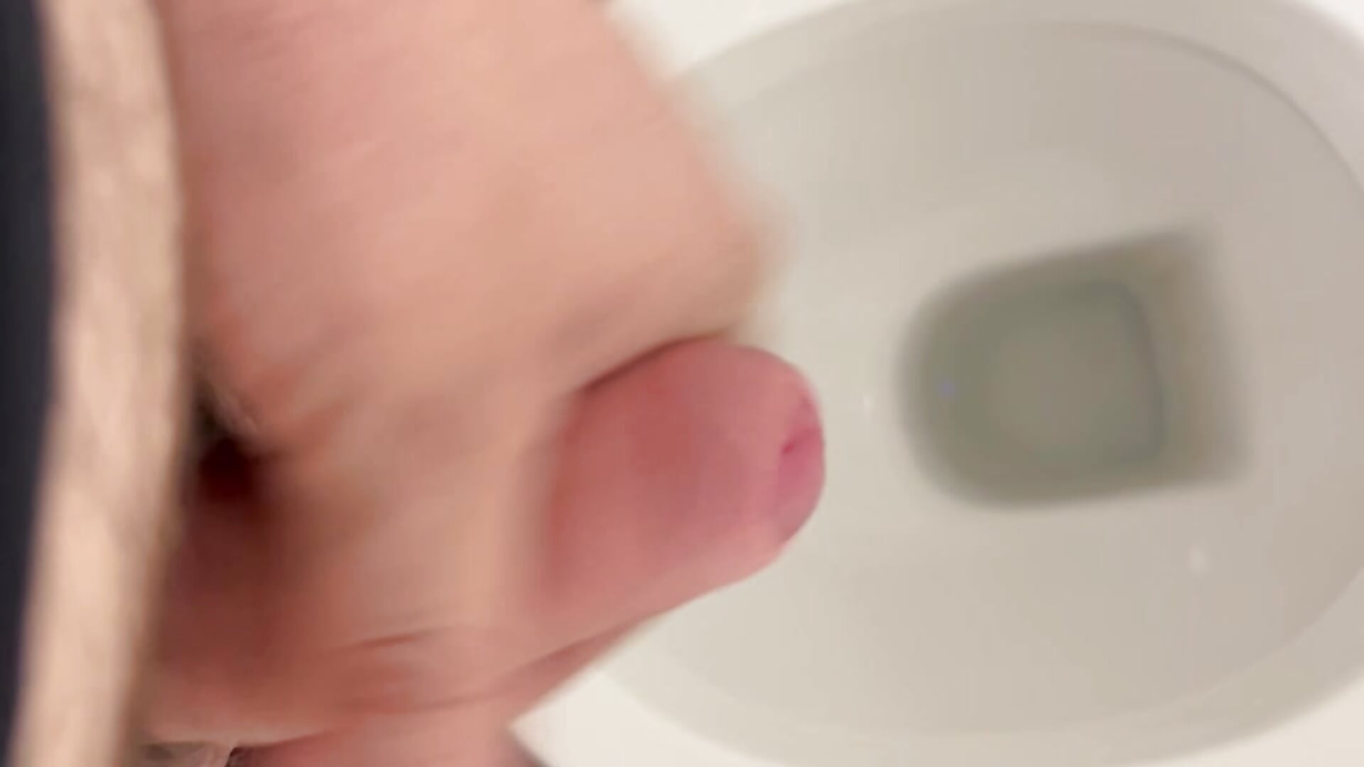 Wanking and cumming in the bathroom.－カメラキャストの-SmallDickの動画