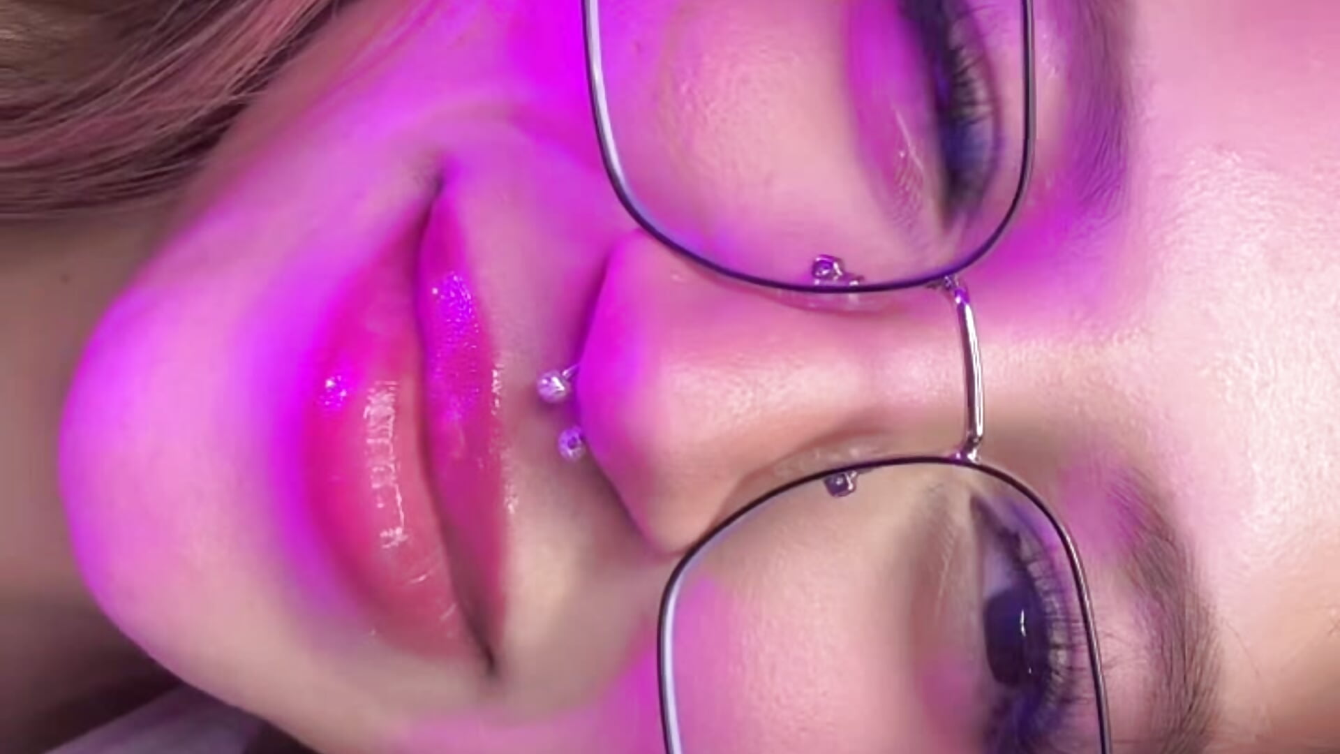 Meet Megan’s beautiful piercing 🩷 — filmik meganvg_, modela(-lki) na kamerkach