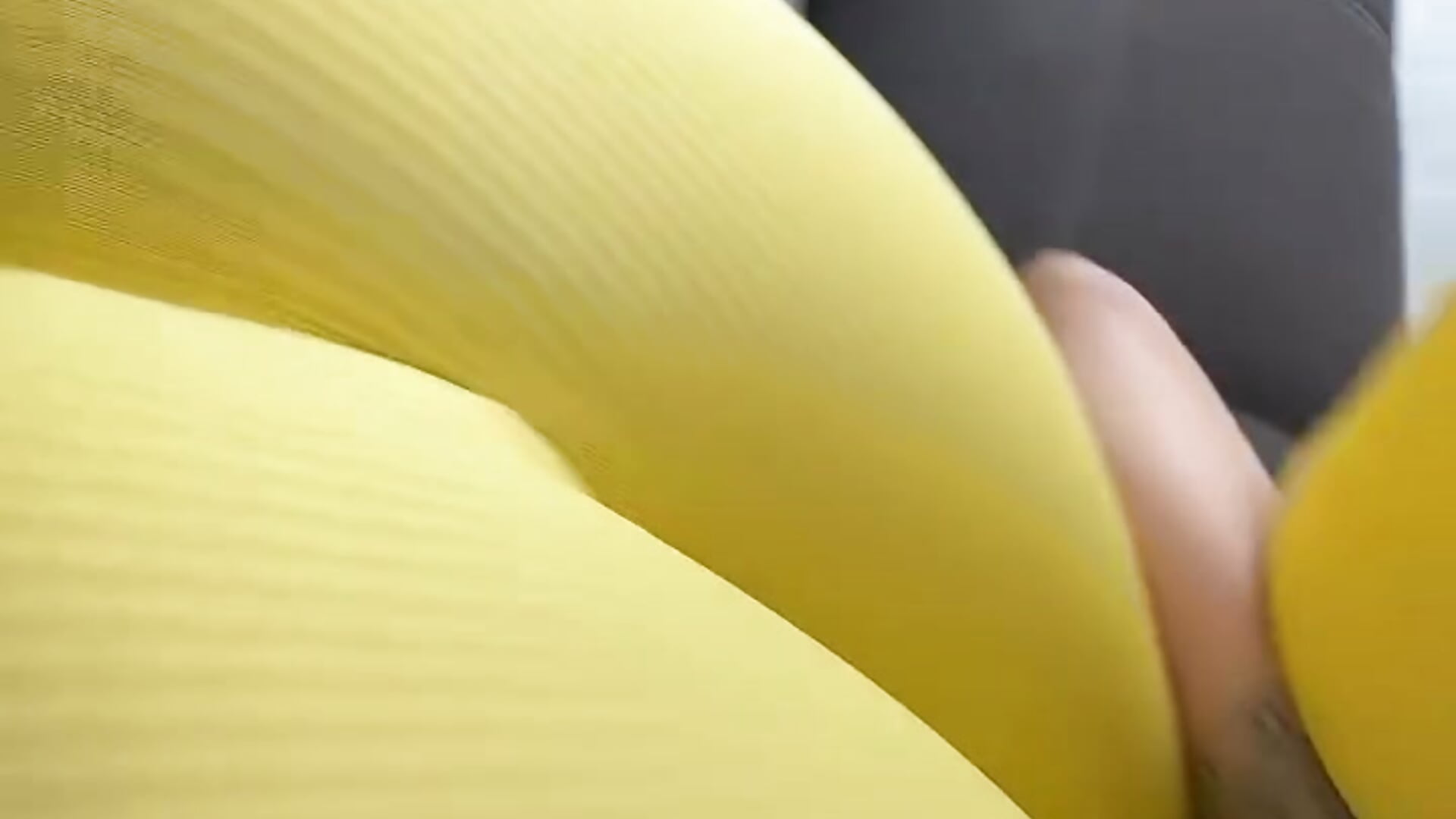yellow leggings and a great view – video od webkamerové modelky MiraVersse