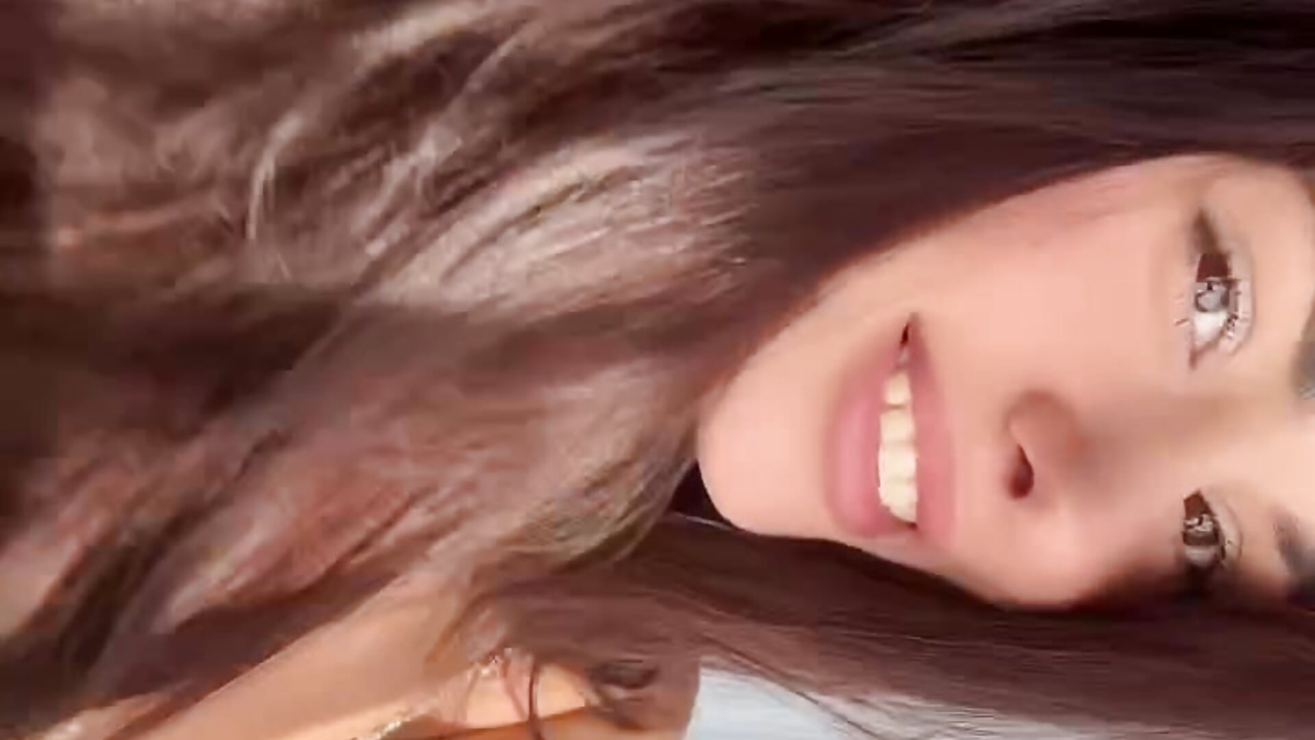 don't fall in love with my smile – video od webkamerové modelky MiraVersse