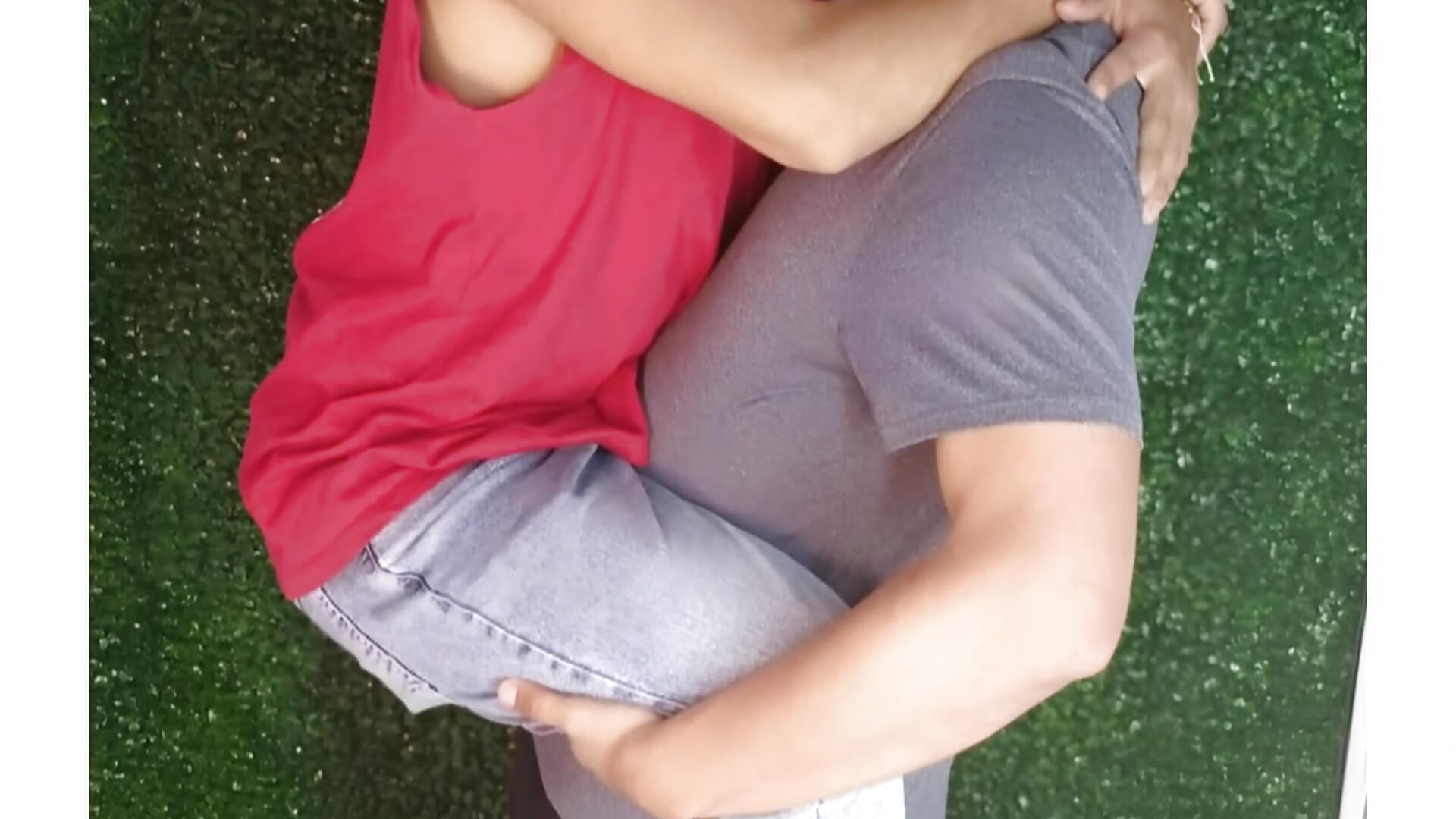 lovers – video modela na kameri MAISON_ONYX