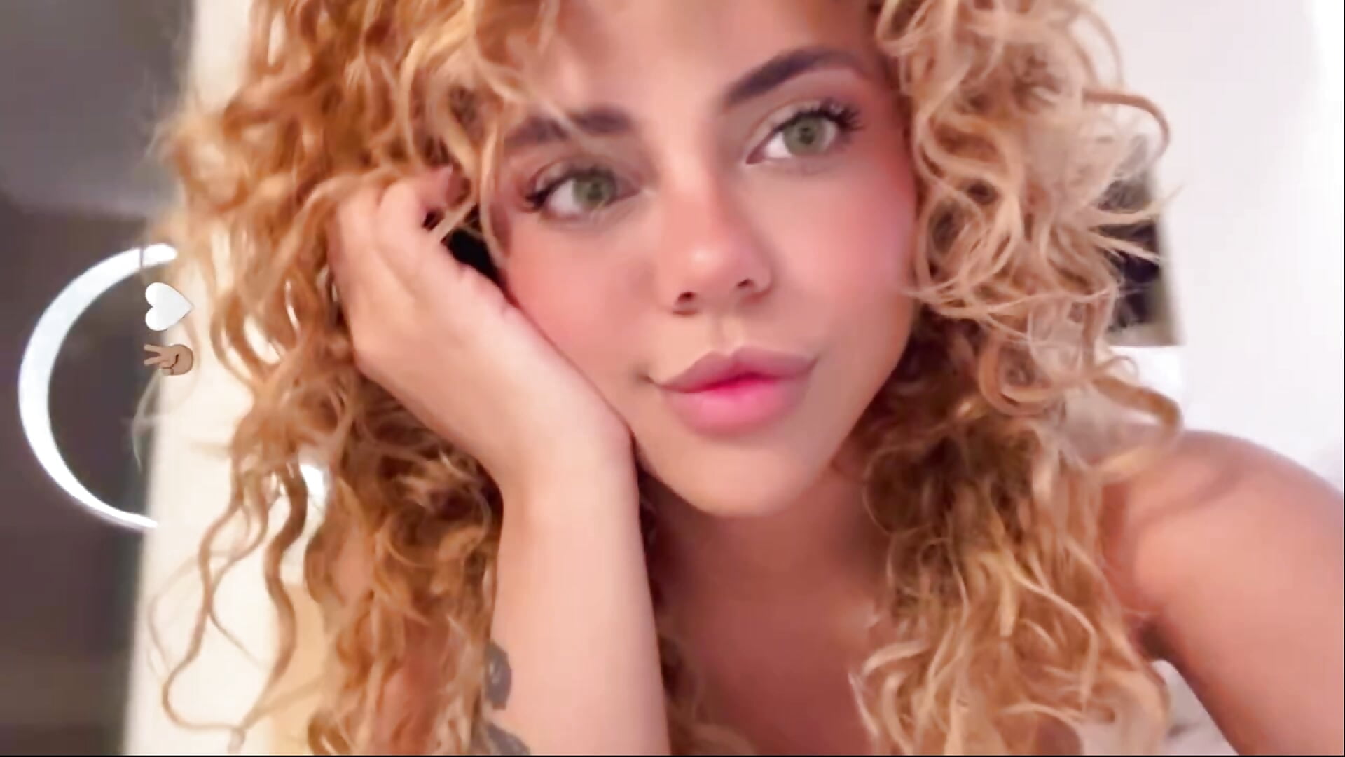 Hi! 😊 – video af Alejandra_Lyx cam-model