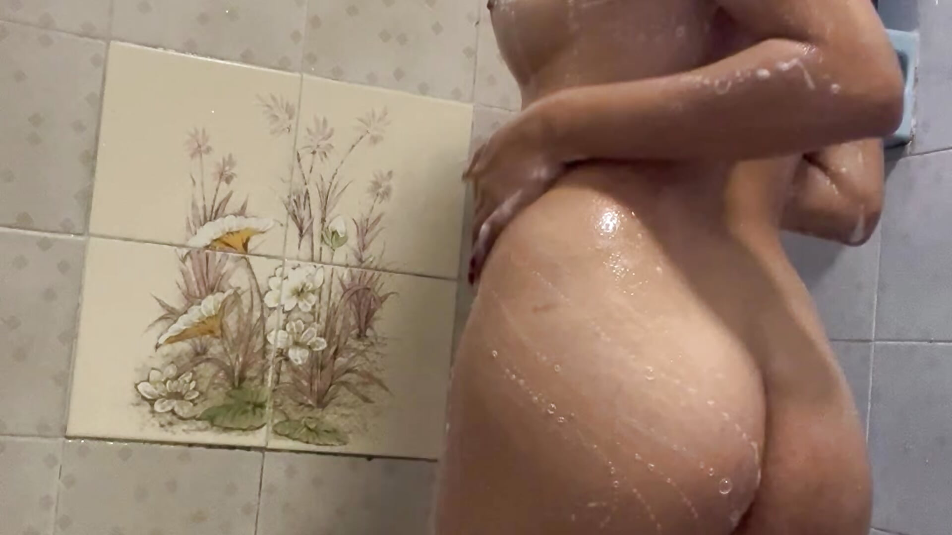 Let the water tease you 💦 — Deja que el agua te provoque. - video by Maya-squirt cam model