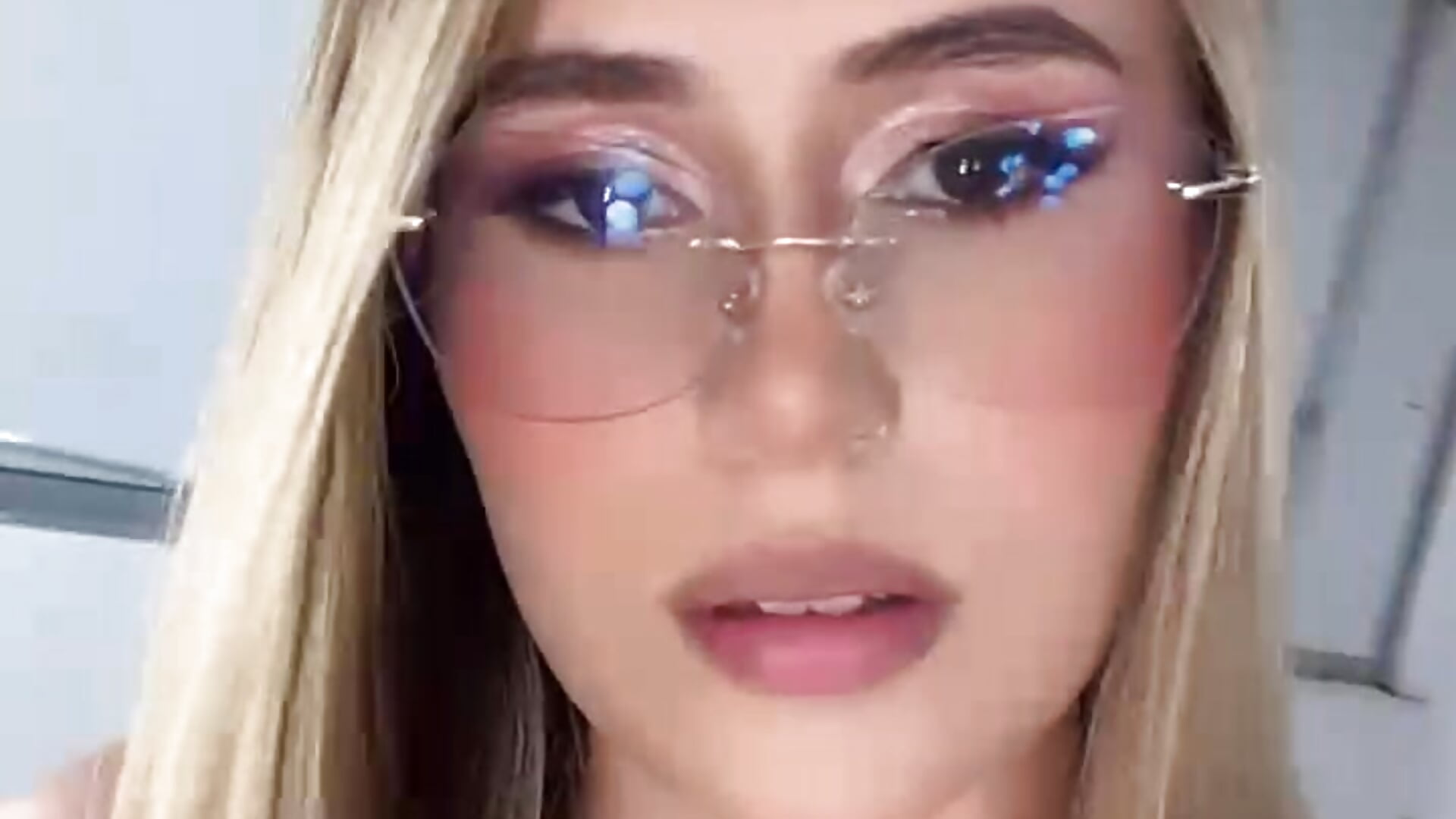 Hola, nos vemos hoy a las 2:15 PM 🔥😋 – video modela na kameri Ariasterliing