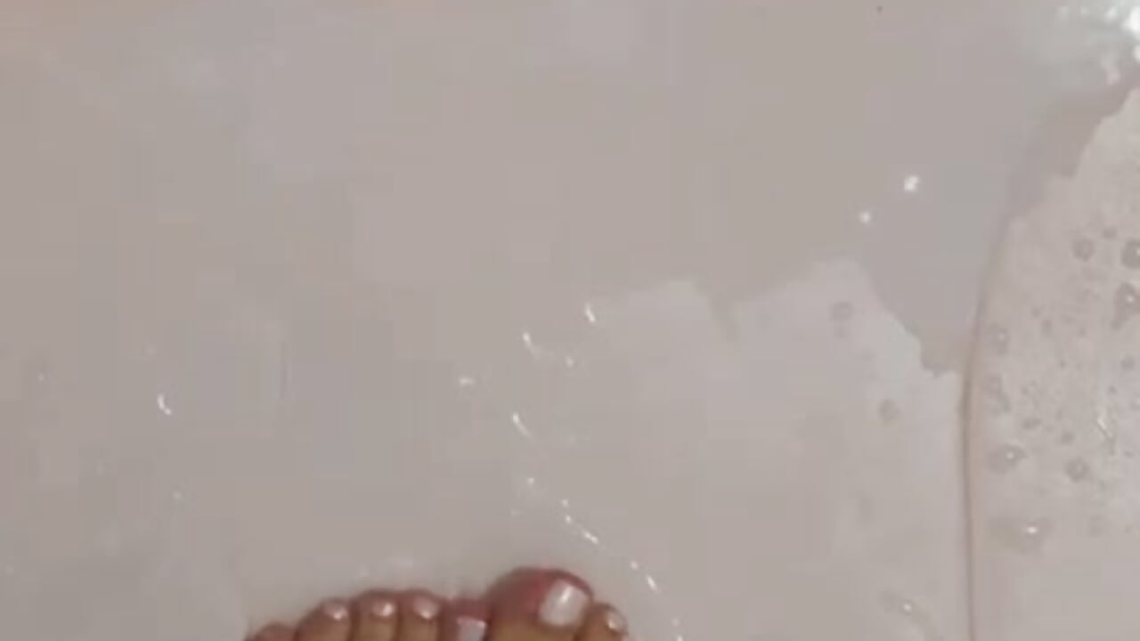WET WET AND FEET - video by AlessiaCanela cam model