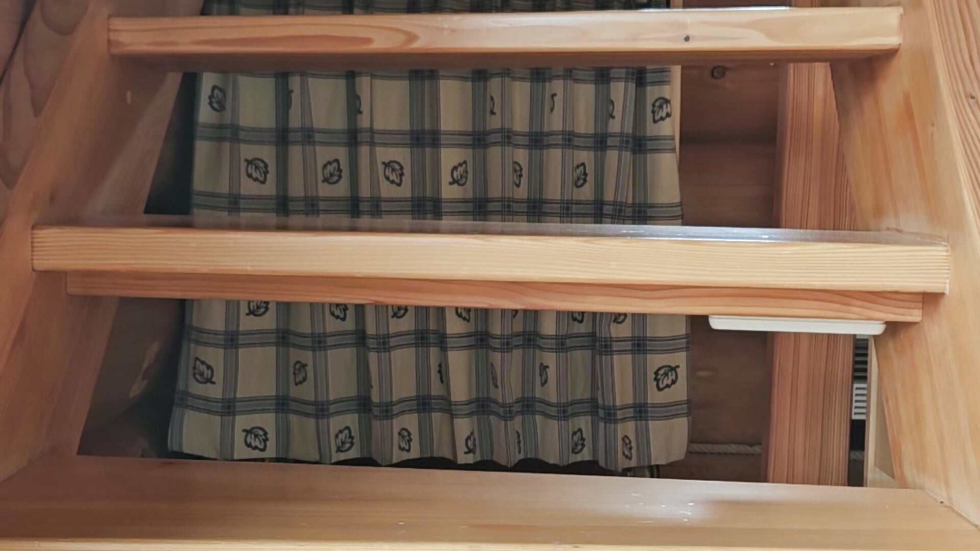 Down the Stairs, Up Your Pulse - video av NicoletteNoir cam-modell