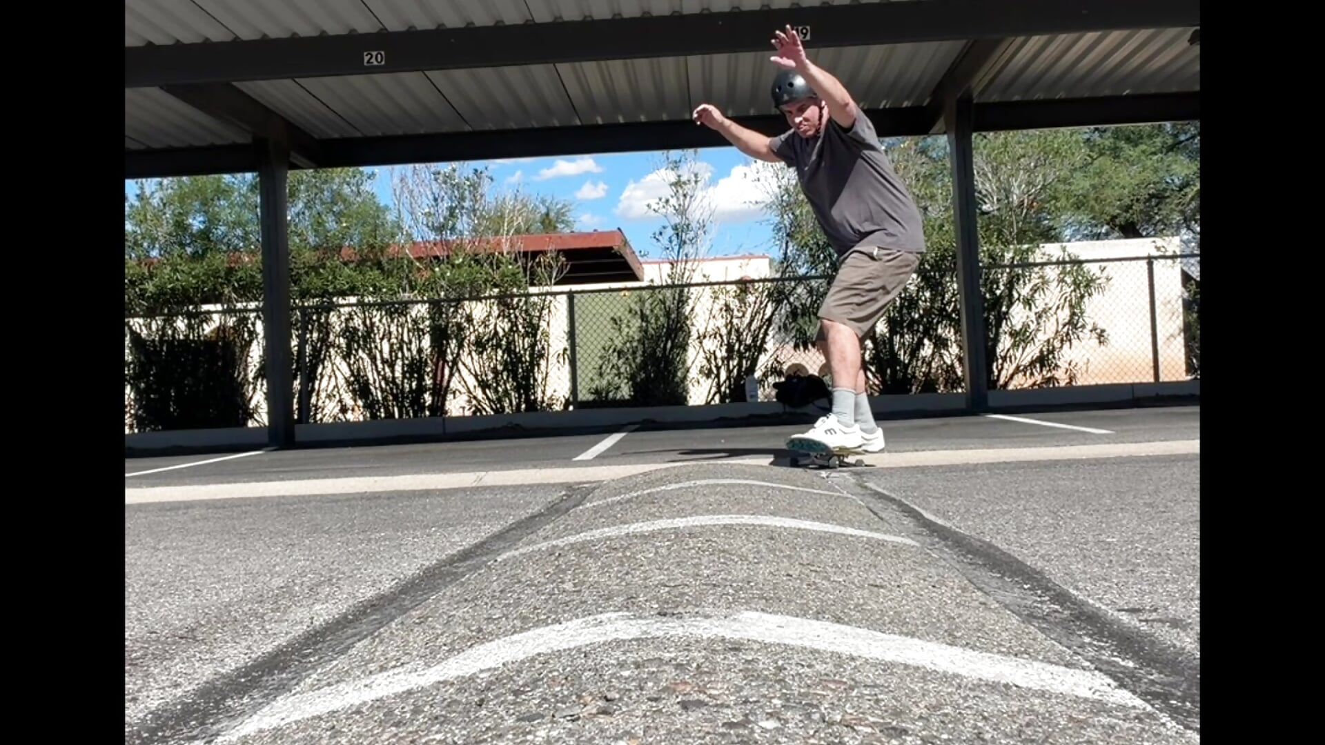 The weekend’s are for skating speedhumps! - vidéo du modèle de showcams ProperAtmosphere93