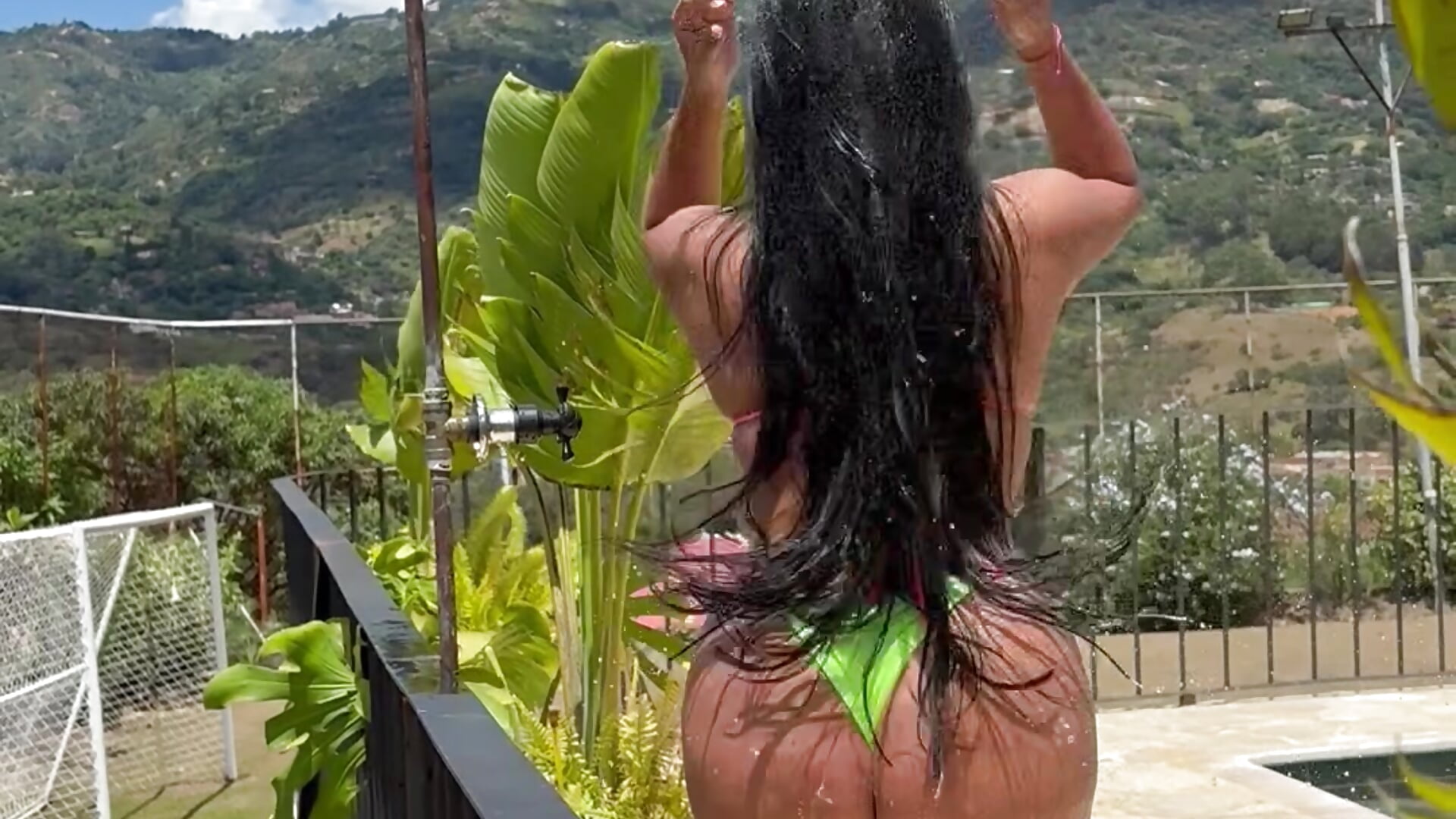 Nos bañamos? 💦🤤 - відео від вебкаммоделі TIANA222