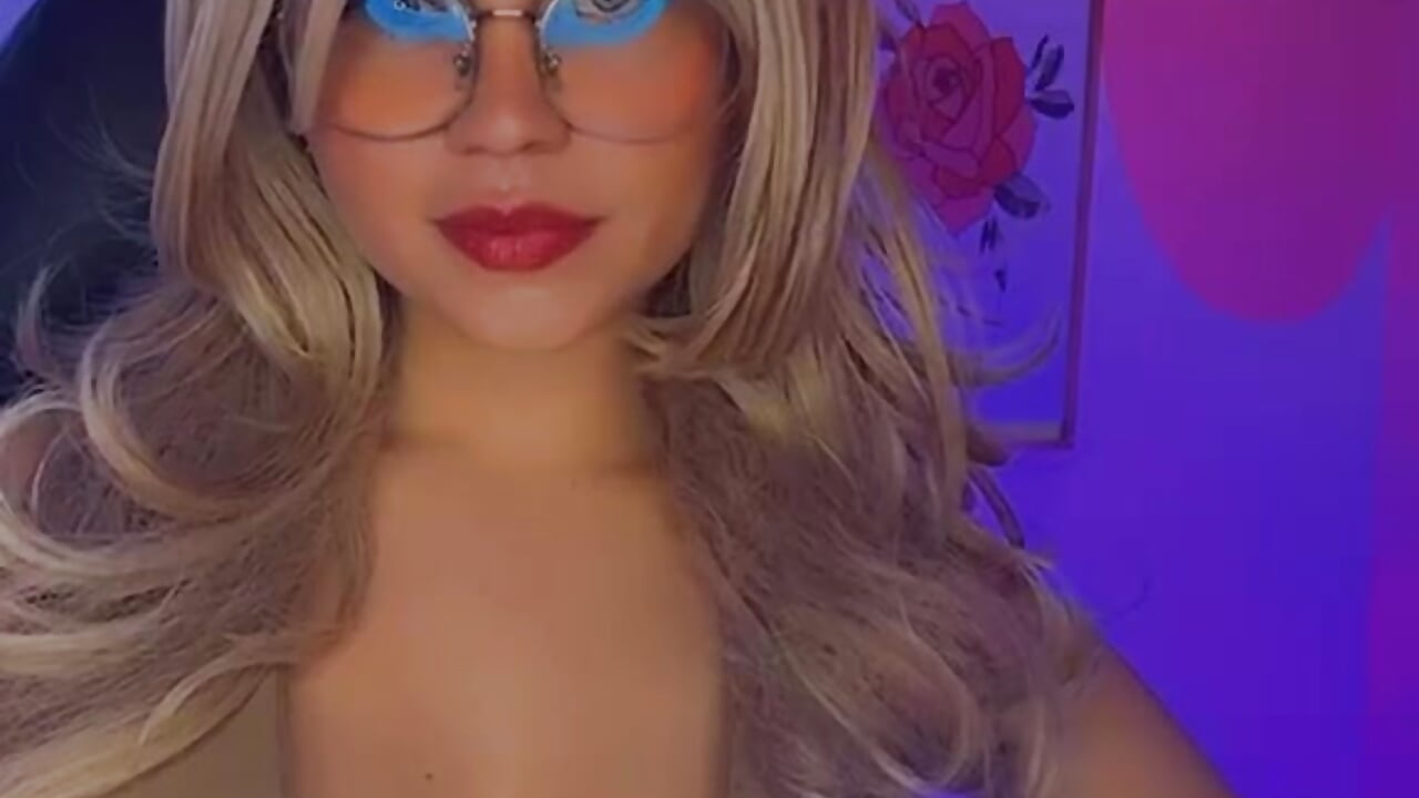 Do you want to see what's under this suit? 😏😈 - vidéo du modèle de showcams NyxJones