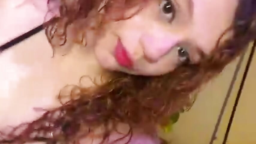 Moni - clip cu Moni_risitos model videochat