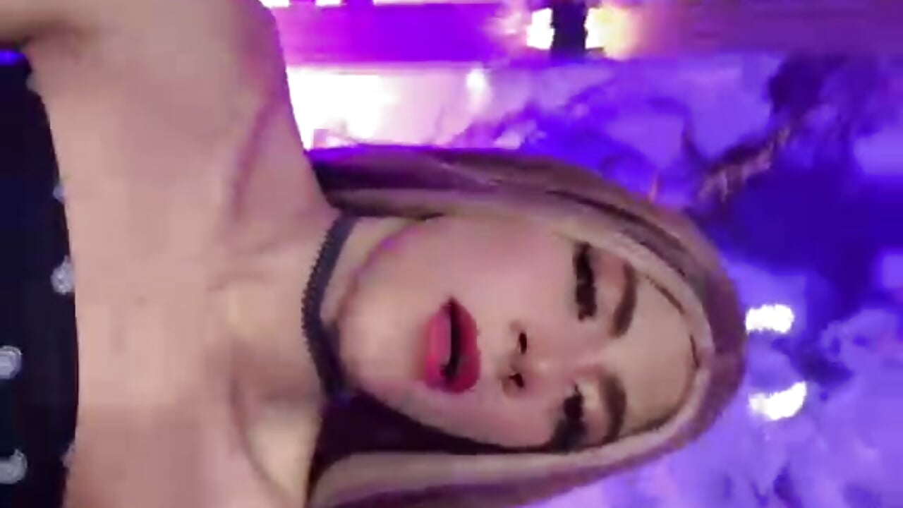 hi doll - video di roxy_and_ambar modella di cam