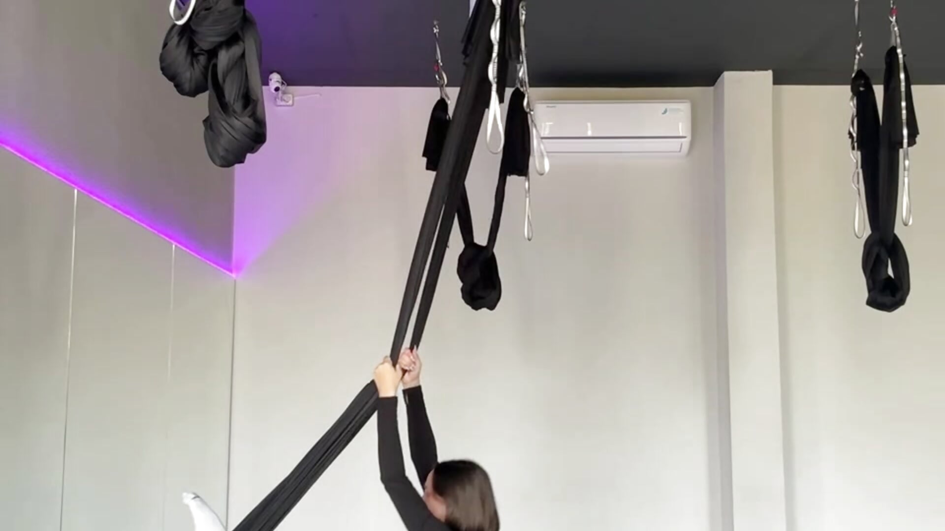 Practicing some stretching skills^^ – video modela na kameri Comecloserrr