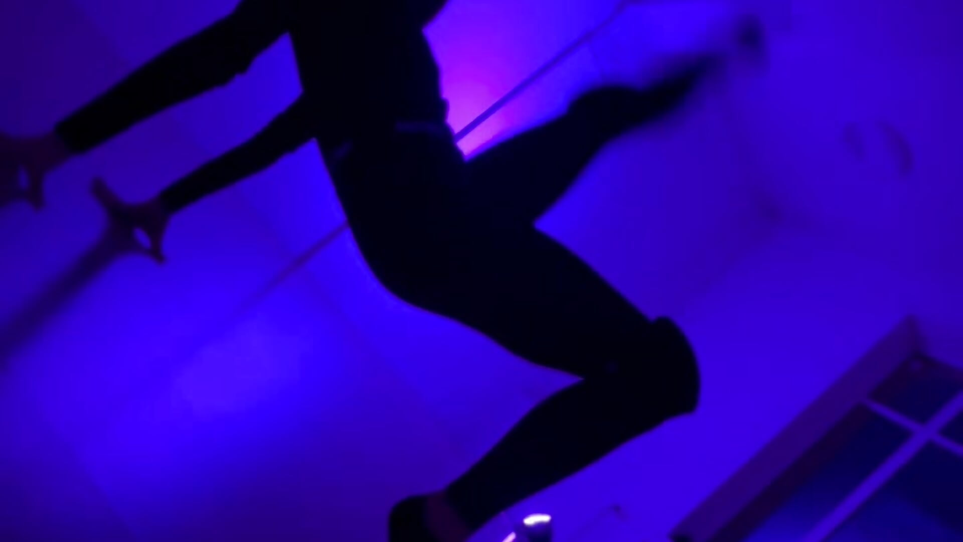 Showing off my dancing skills – video modela na kameri Comecloserrr