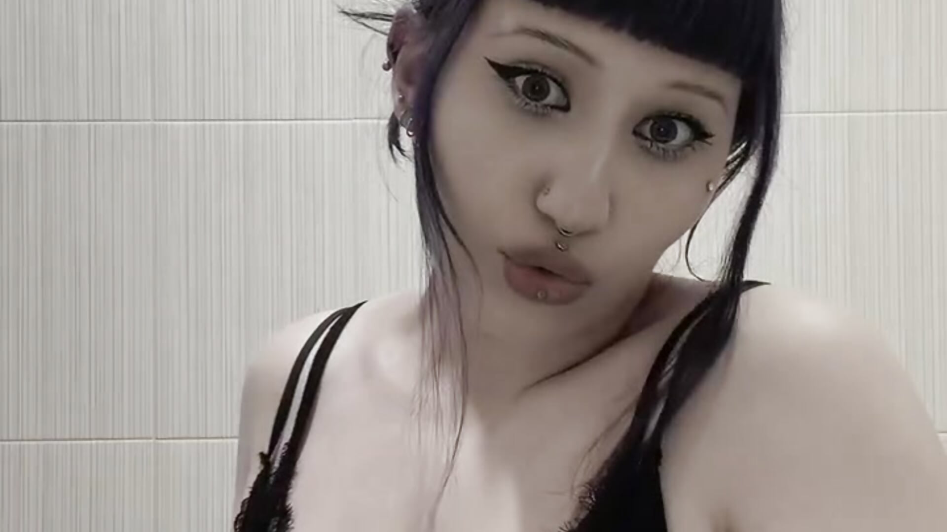 Just me=3 – video modela na kameri realIssadora