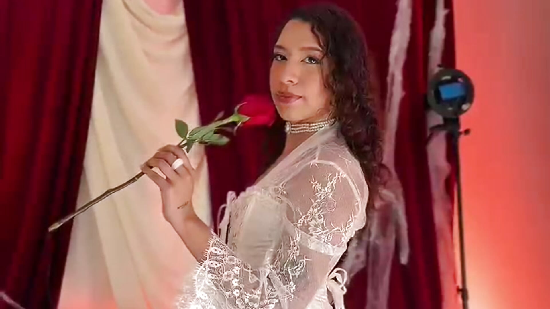 Halloween is coming up, and I want to be your temptation. 💋 - vídeo de Sophie-Waldorf modelo de câmara