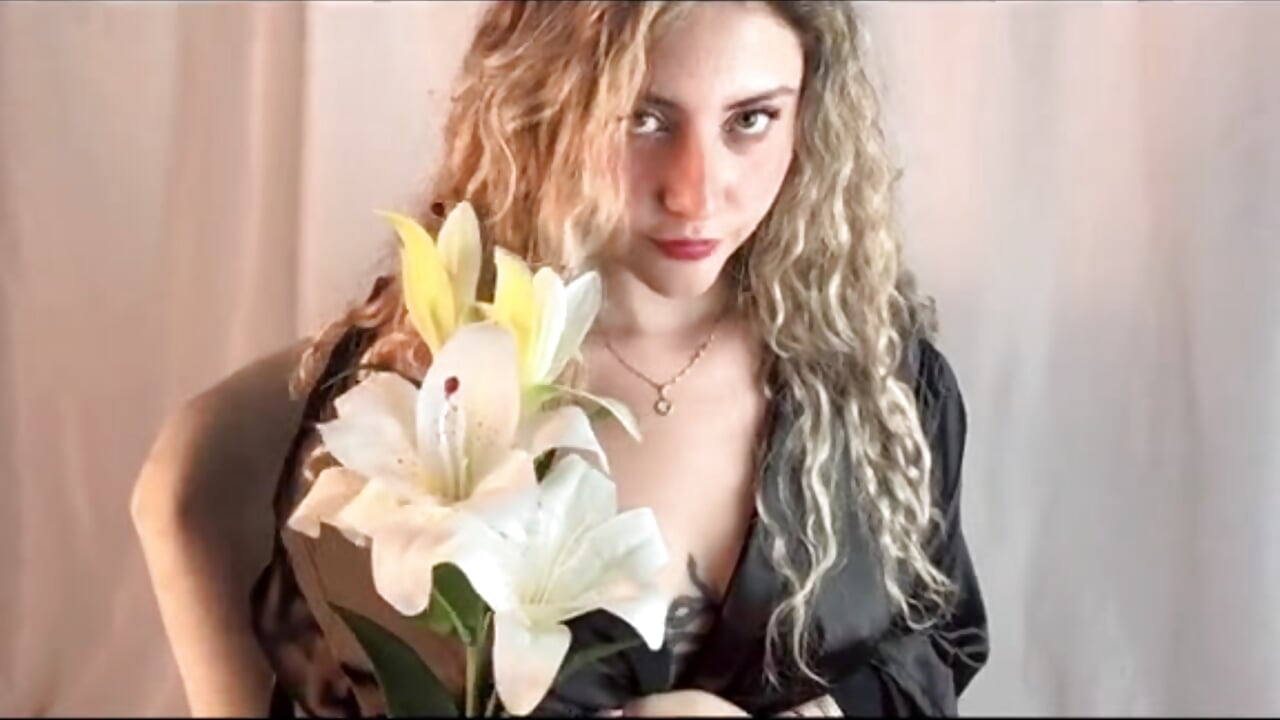 A little bit of mystery and a lot of desire to get to know you.🤍 - video van Betty_Boop16 cam-model