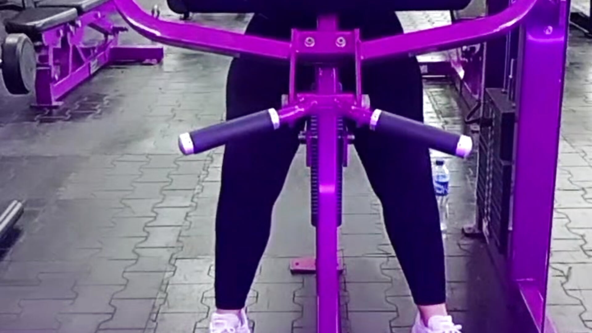 Gym 💪🏻👀🎶 - video oleh model kamera genesigomez