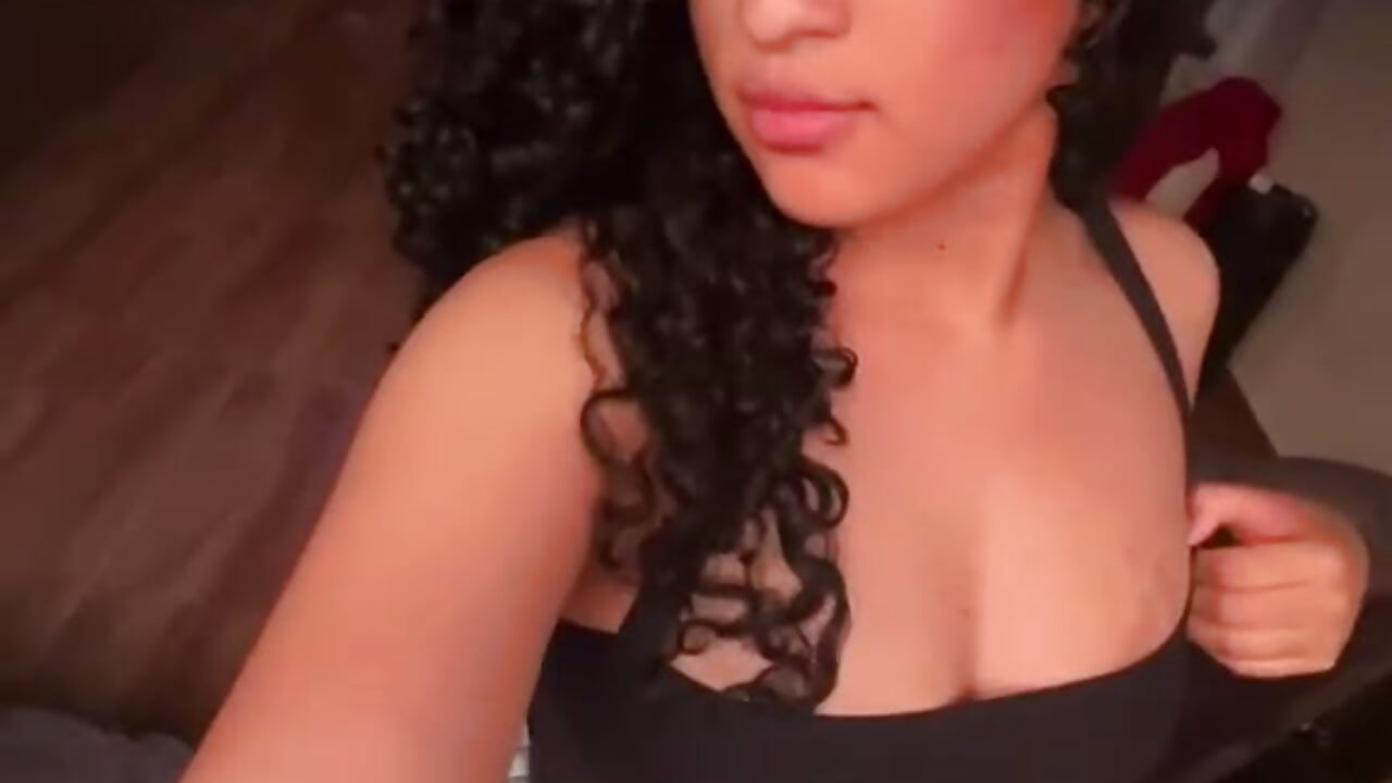 pretty curly - video by VelaskaJonesskm cam model