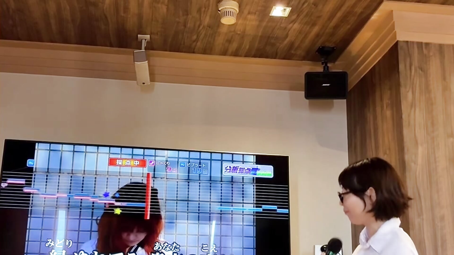 【ファン向け】りんホテルでカラオケ熱唱してる動画(ミニスカだが、さほどエロくはない)