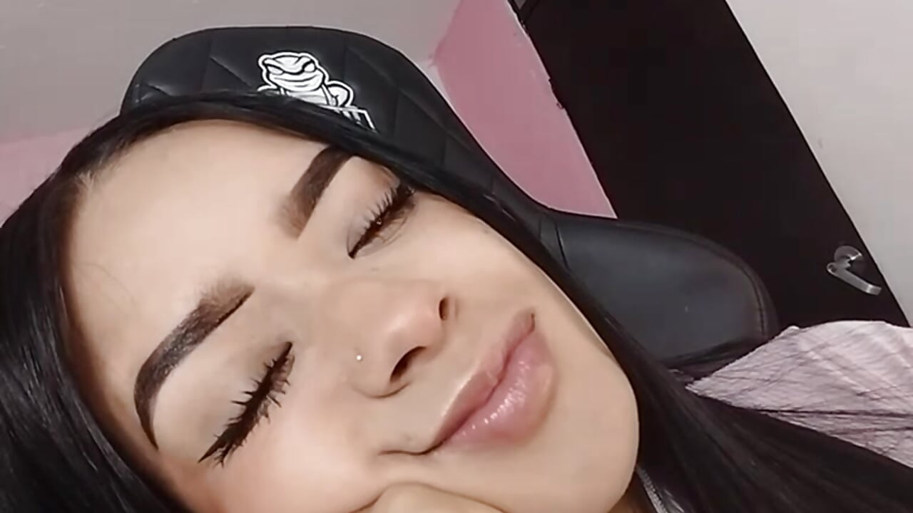 a little look 🫣 - video by dani_0711 cam model