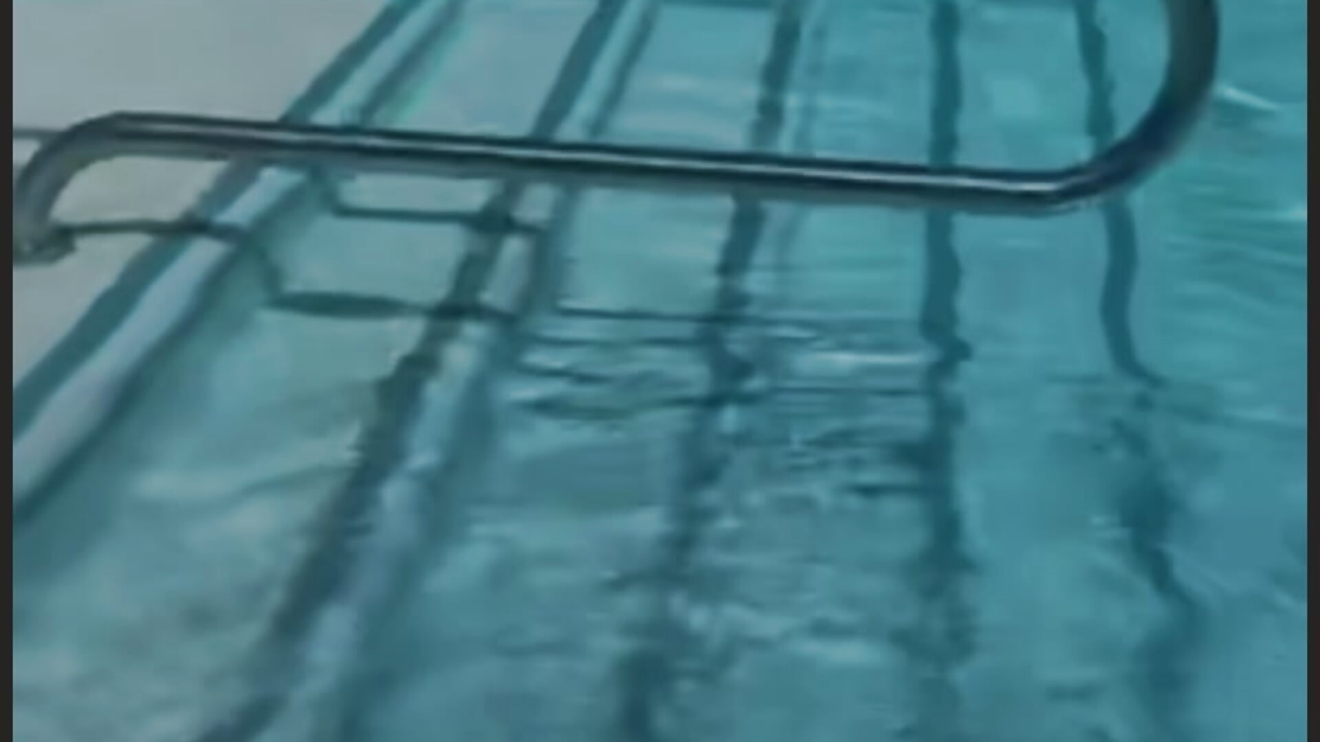 Pretty legs in the pool 🏊 ❤️😘🥵 - stacygoldx adlı kamera modelinin videosu