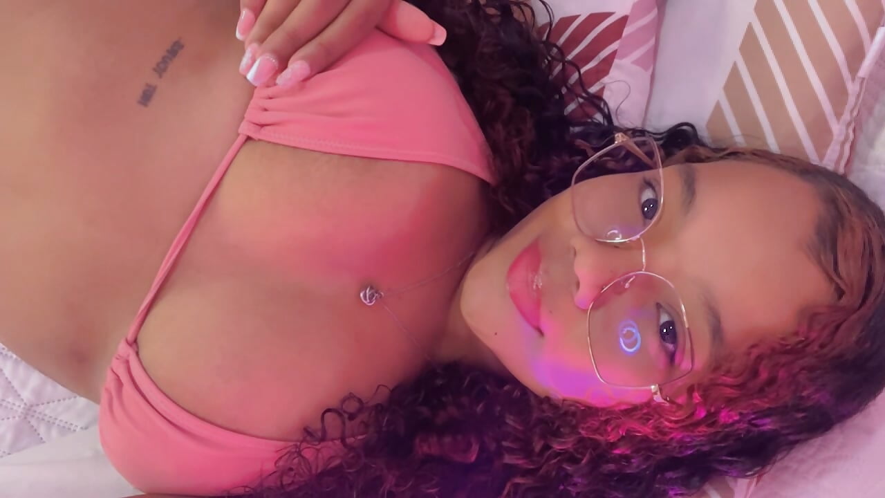 Latina 🔥 - video by IsabellaReinaa cam model