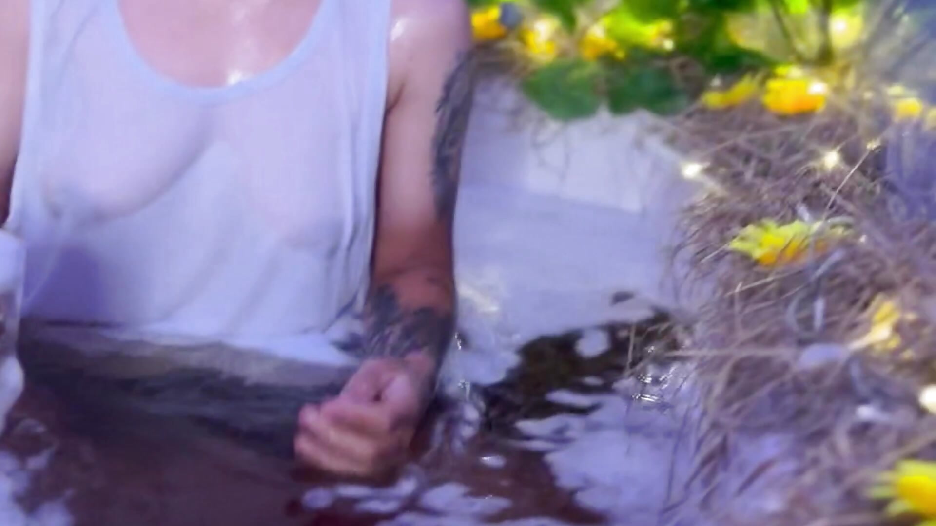 Want to take a beer bath with me? 🥨🍻 - vídeo de la modelo de cam noha_parkerr