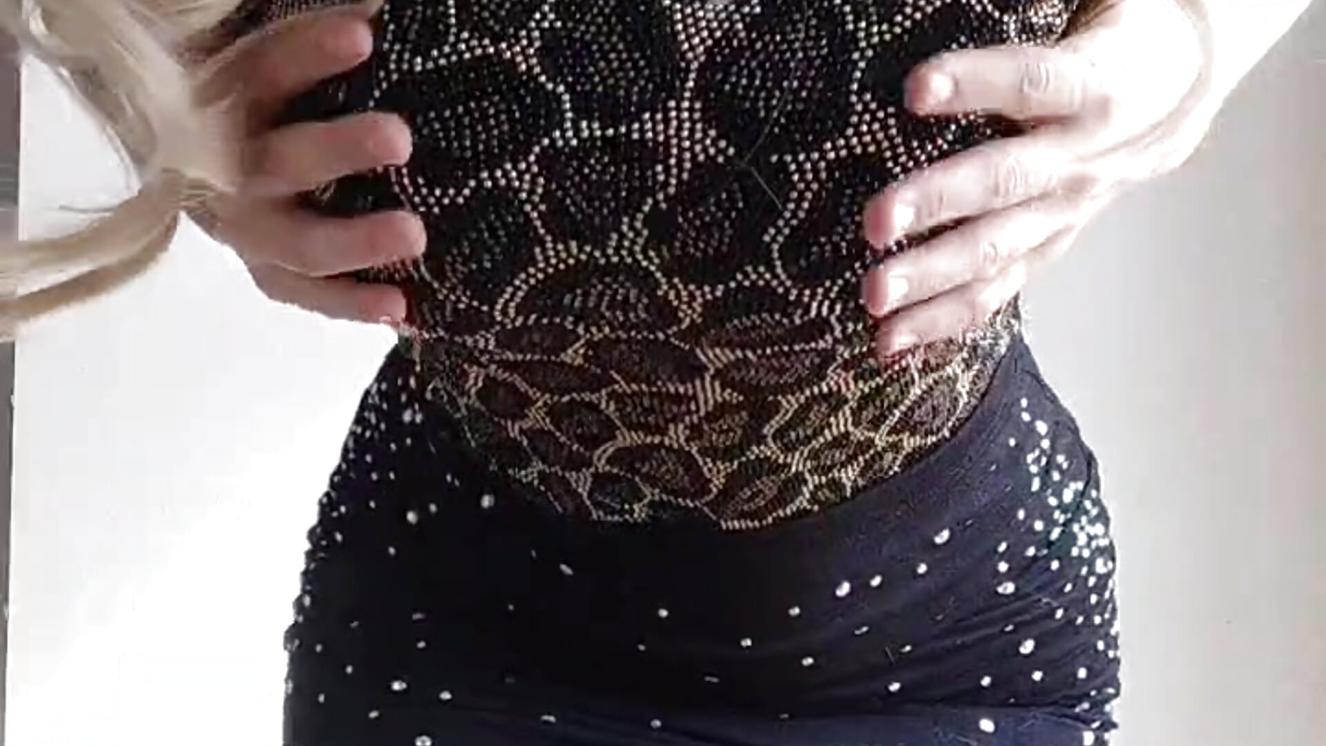 Teasing you with my tongue and perfect body - video di AnnikaMur modella di cam