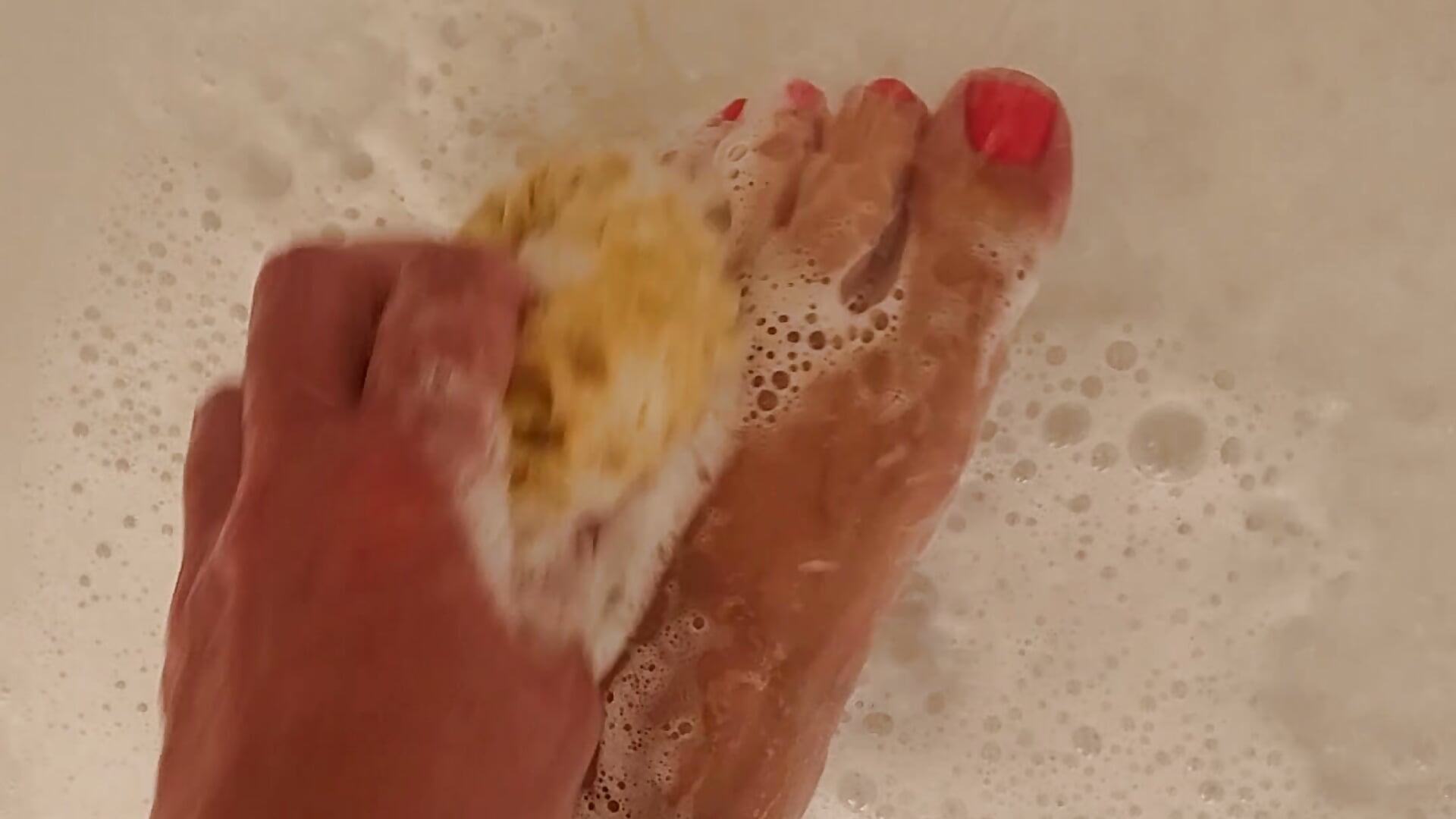 washing feet in the shower – video modela na kameri Dominant-DaisyX