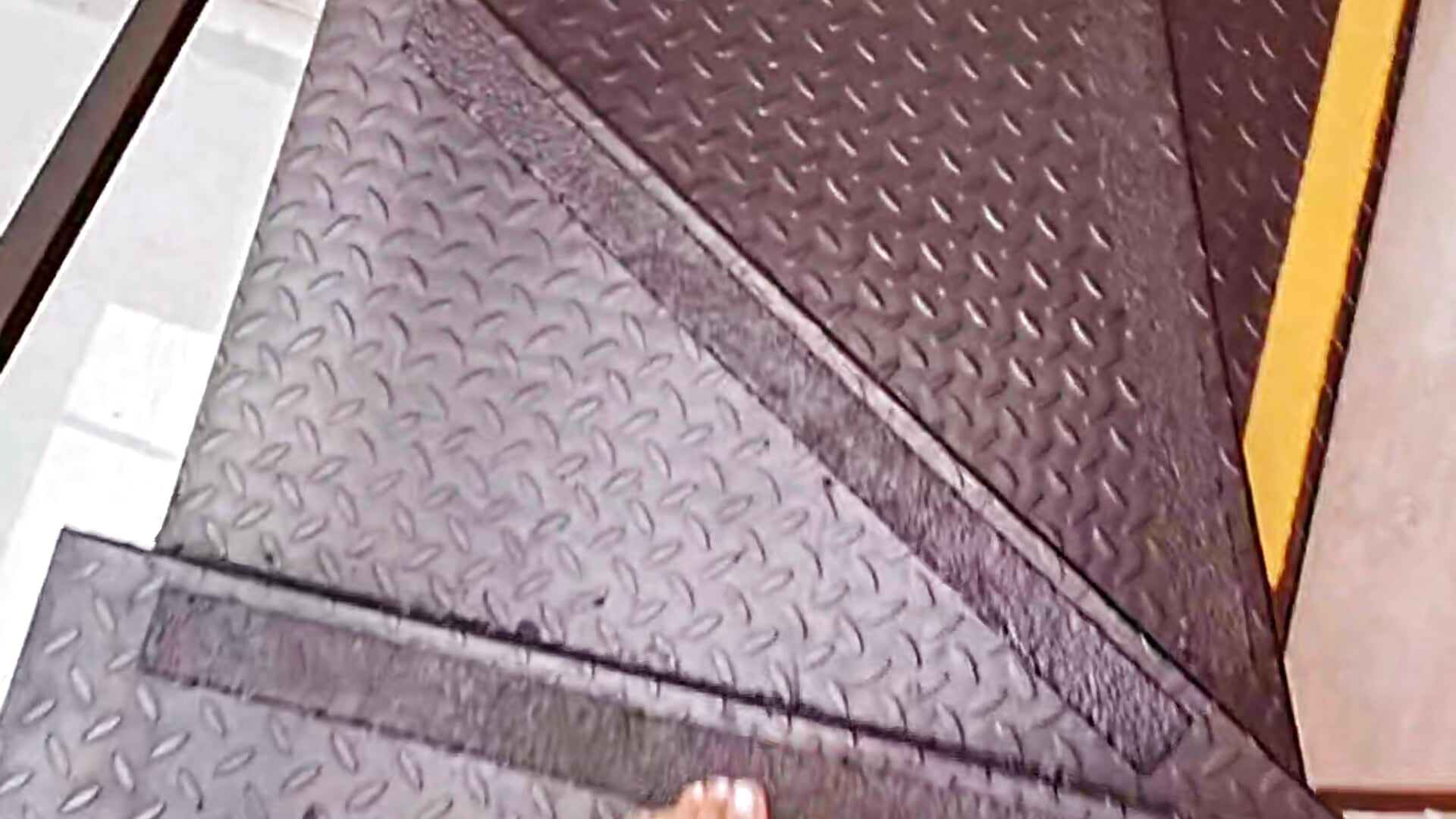 Unas piernas deliciosas ven te preparo tu paquete de cositas miamorrr rico contenido😋😋 - video by Victoria391 cam model