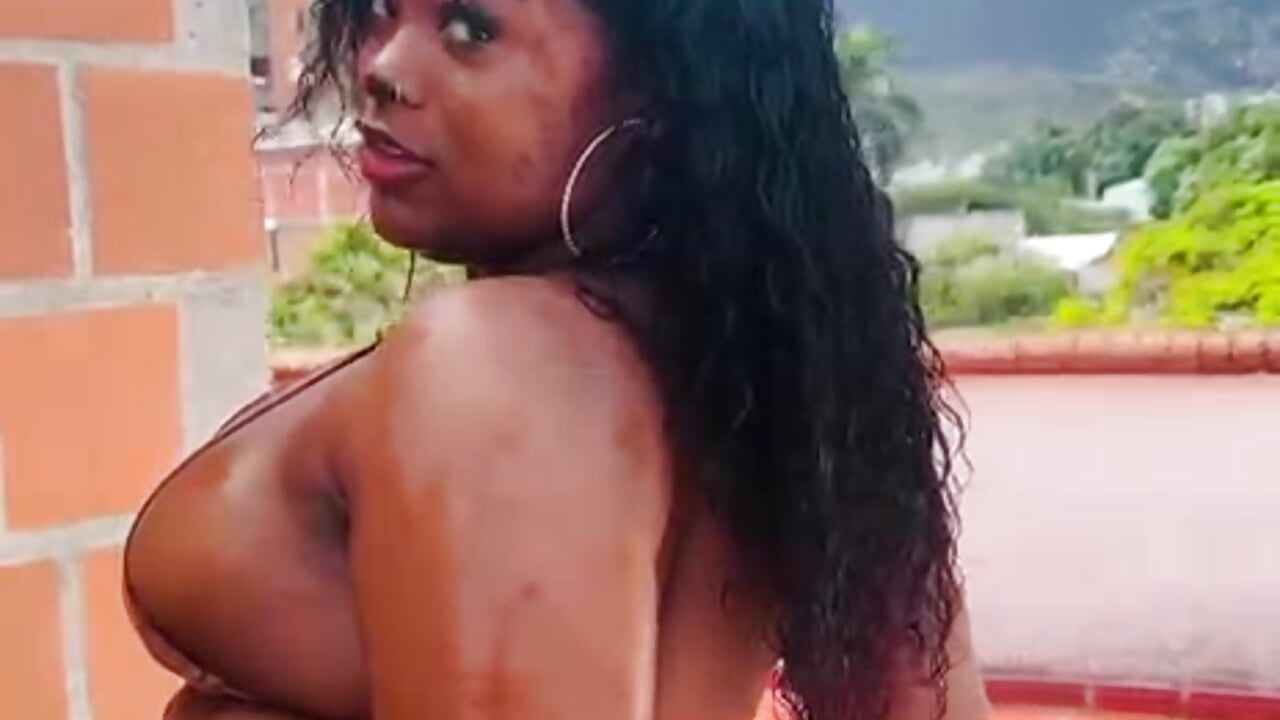 Outdoors 🍑🔥 - video by IvannaW_ cam model