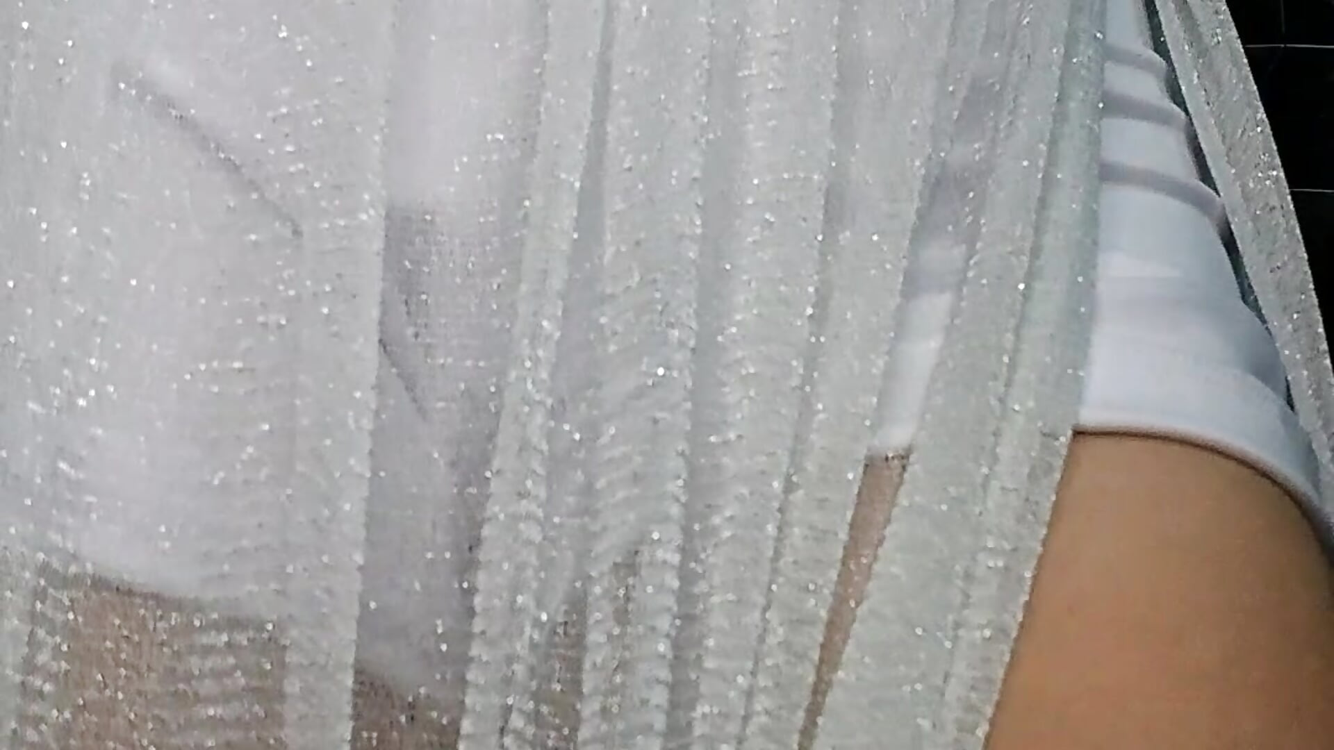 Exibindo buceta e cuzinho de pé após tirar a roupa 😈🔥 - Vídeo de diabaloirinha, modelo de vídeos
