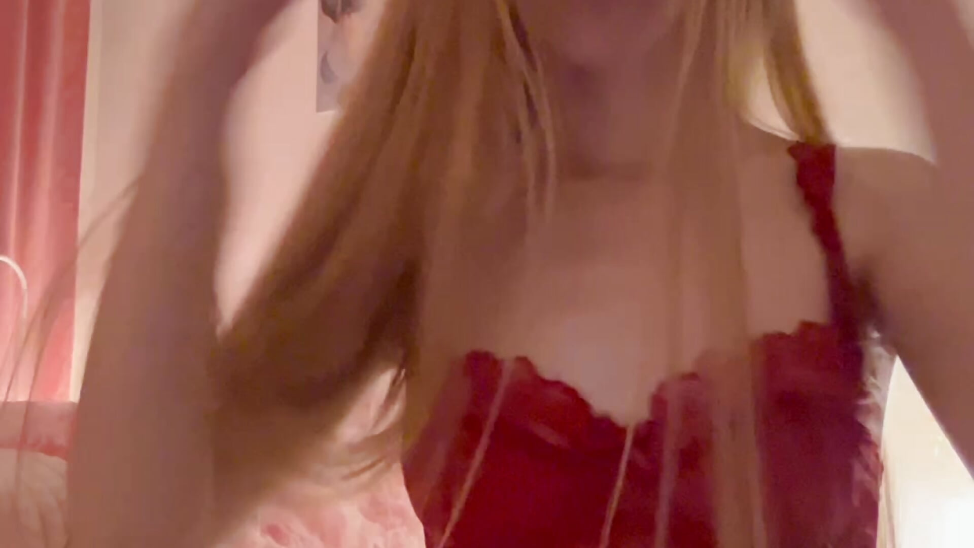 blondie in red - video di lumiimi modella di cam