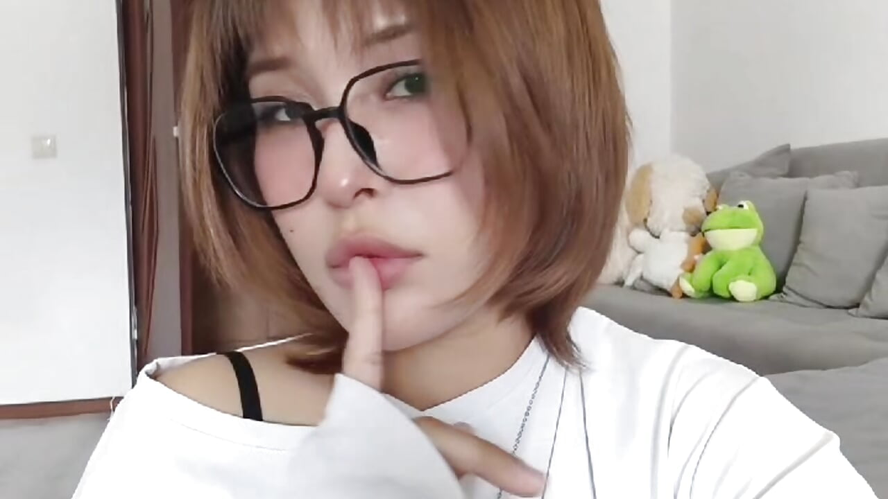 >< – video modela na kameri AdroitRant