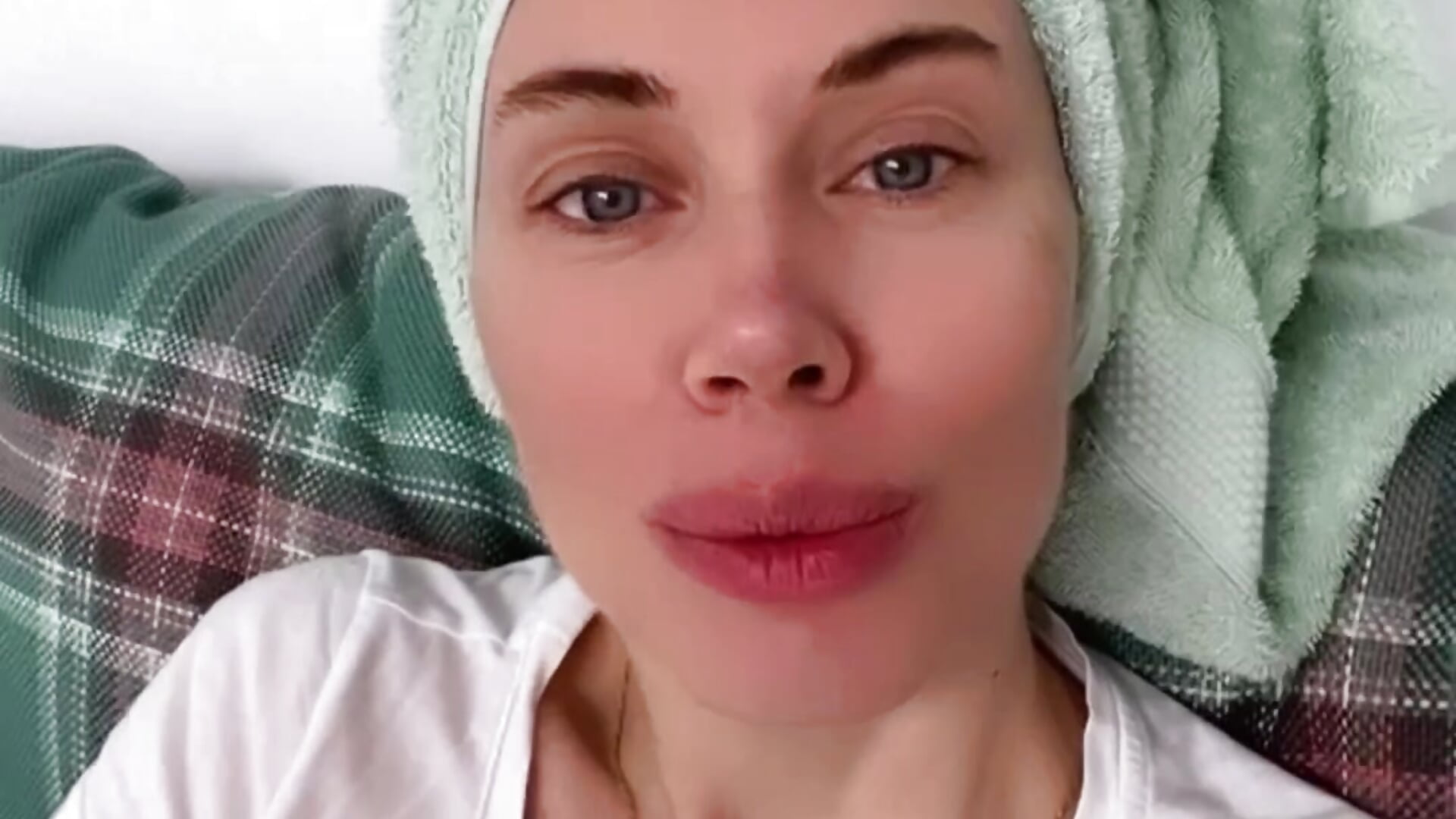 Blow kiss – video modela na kameri sincitycoly