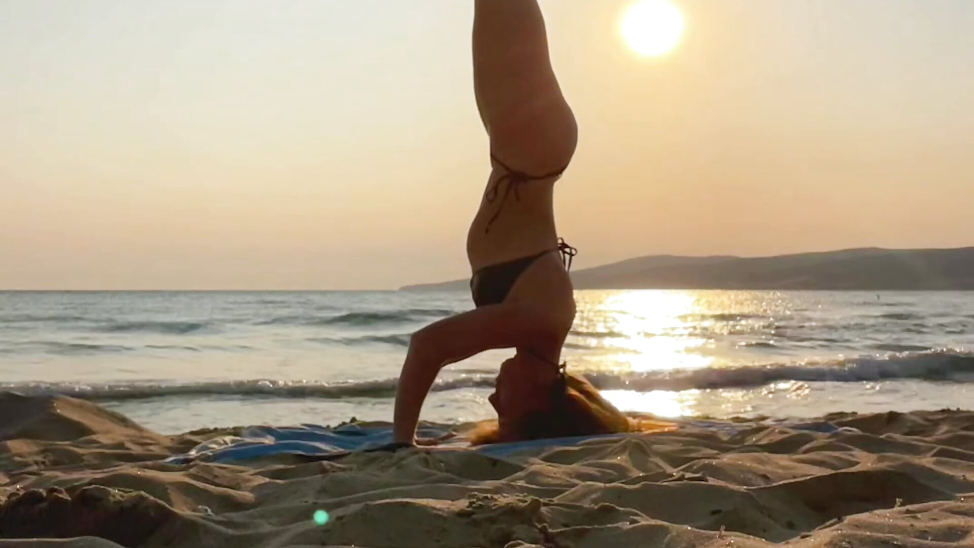 yoga beach 2 - video của người mẫu cam CarolinaPlastic