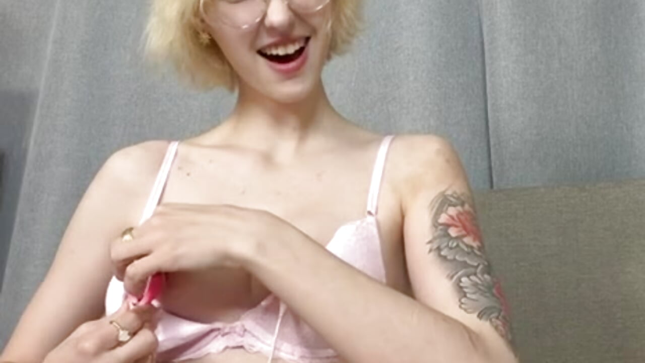 My new toy in my pussy - video av KirbyColleen cam model