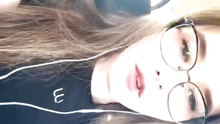 C812C496-1BE9-4BD4-A187-D3A2AB33C13A – video modela na kameri mia_labs1