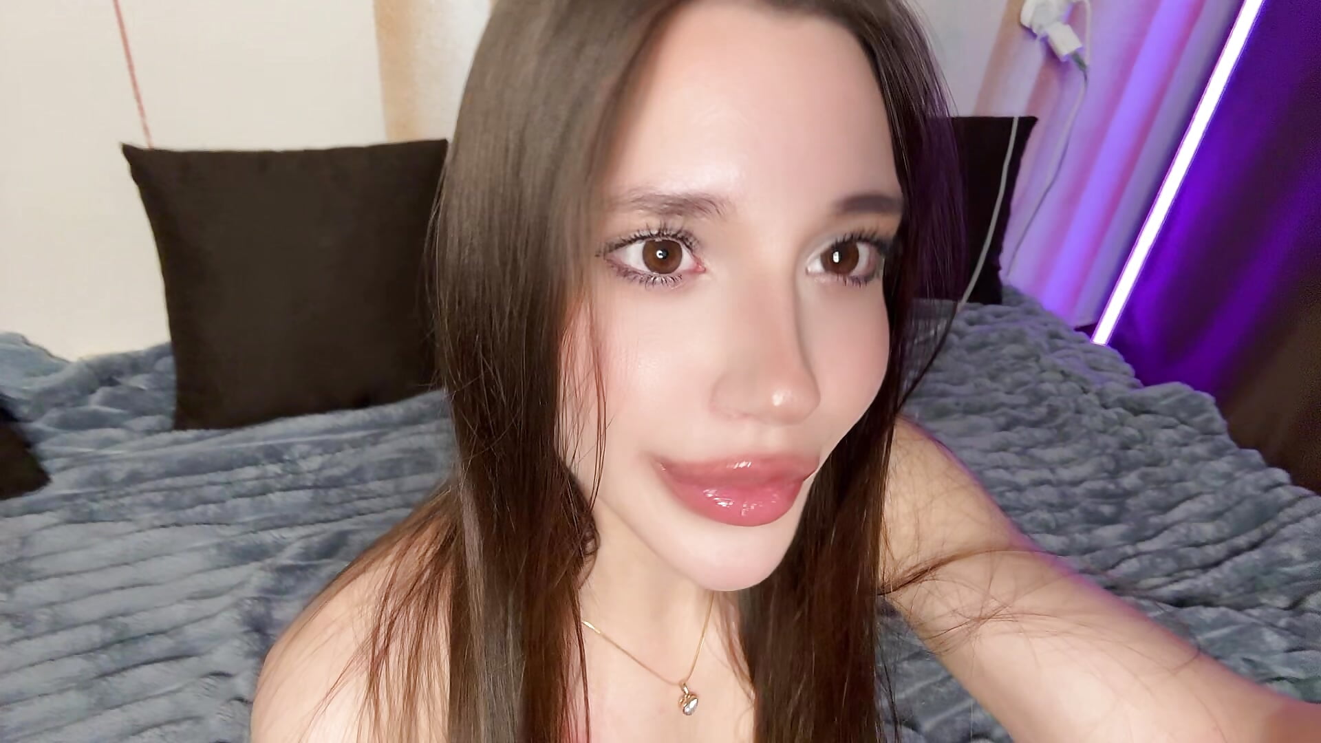 cringy me – video modela na kameri EtherealEye