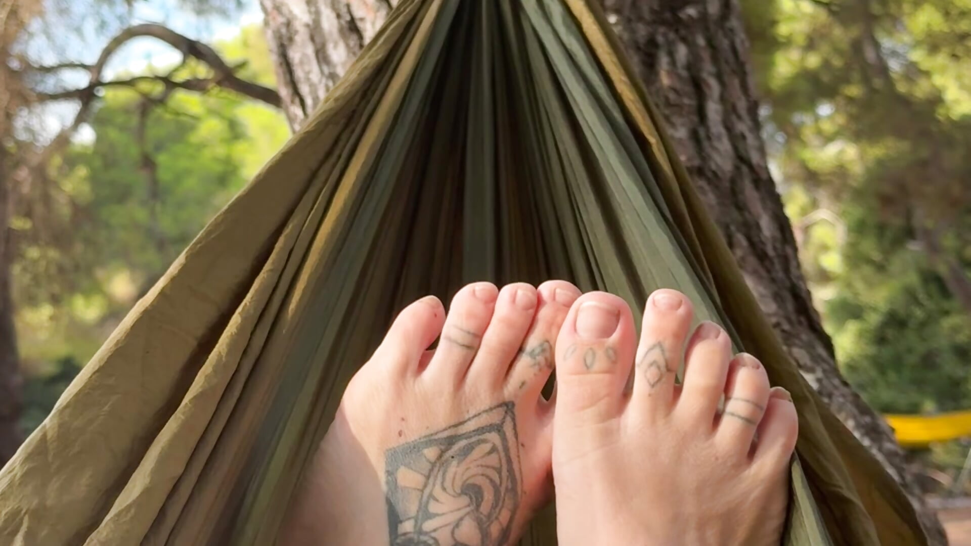 Naked feet in hammock - video van Synnix cam-model